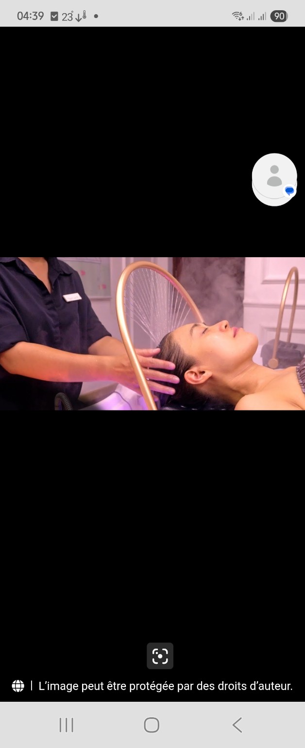 Massage du cuir chevelu sous un anneau d’eau de Head Spa