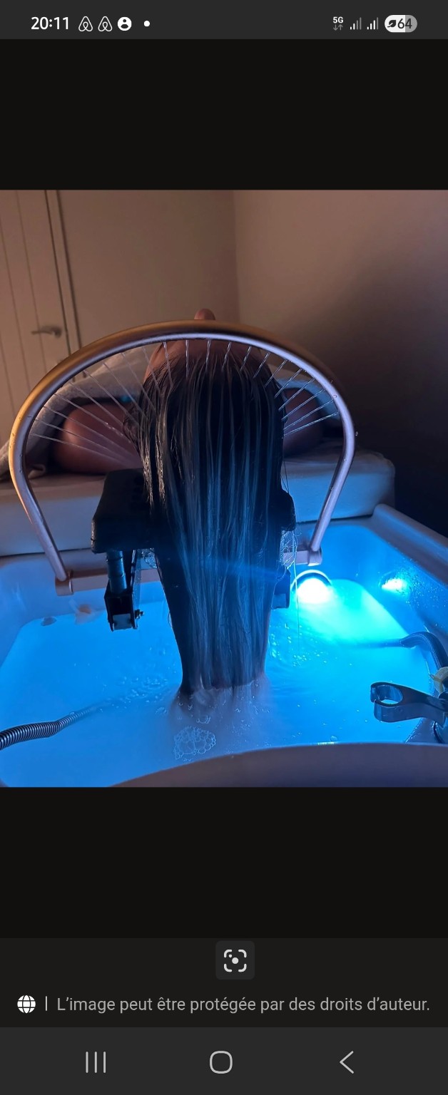 Soin des cheveux sous l’anneau d’eau du Head Spa