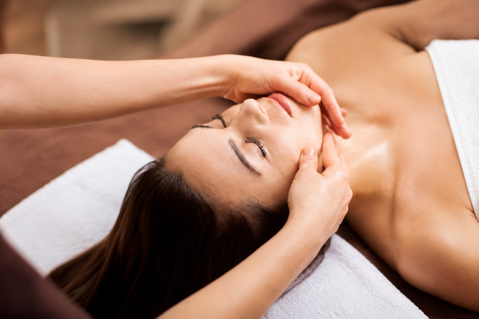 Massage Kobido du visage réalisé avec des gestes précis